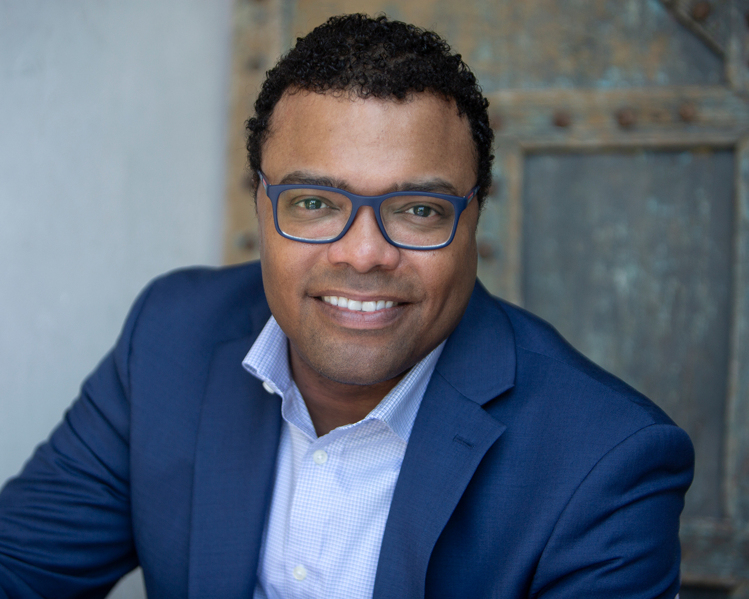 Outdoor headshot of a business man.